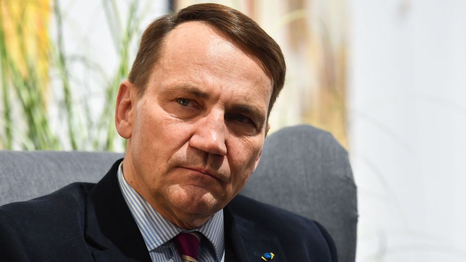 Warszawa, 10.02.2023. Europoseł Radosław Sikorski podczas spotkania promującego jego najnowszą książkę pt. "Polska. Stan państwa", 10 bm. w Warszawie. (mr) PAP/Andrzej Lange