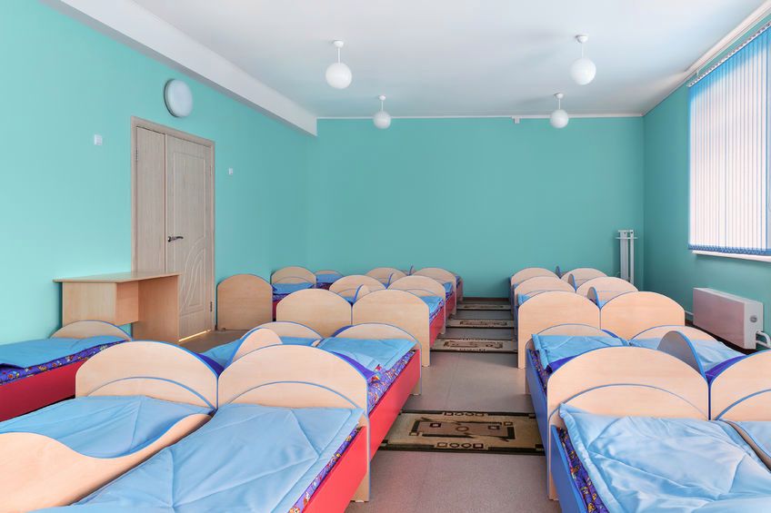 W polskich żłobkach spanie w dzień jest normą. Zdarza się jednak, że takie sypianie zajęte są również wieczorem bądź nocą