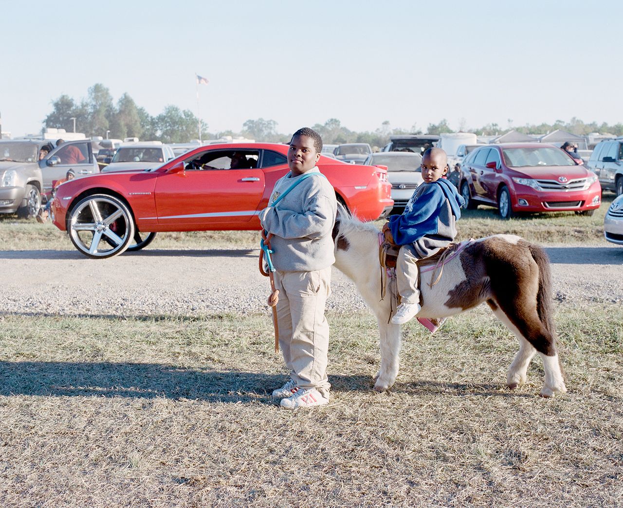 ”The Game Changers” to grupa miejskich kowbojów, którzy przemierzają ulice Nowego Orelanu i pobliskich miejscowości na swoich rumakach. Projekt ”Southern Raiderz” to hołd dla ich kultury i miłości, jakimi darzą swoje zwierzęta. Cykl pokazuje, jak wyglądają niedzielne poranki członków społeczności w miasteczku Bridge City znajdującym się nad brzegiem rzeki Missisipi.