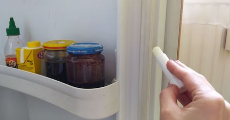 Podpatrzyłam ten trik u sąsiadki. Zawsze smaruje drzwi lodówki popularnym kosmetykiem