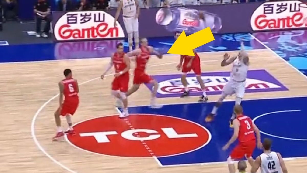  / Aleksander Balcerowski efektownie blokuje reprezentanta Niemiec