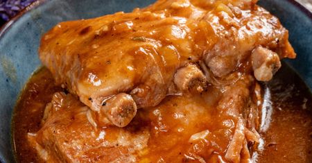 Żeberka pieczone w słodkiej glazurze. Obłędne połączenie smaków, a delikatne mięso rozpływa się w ustach
