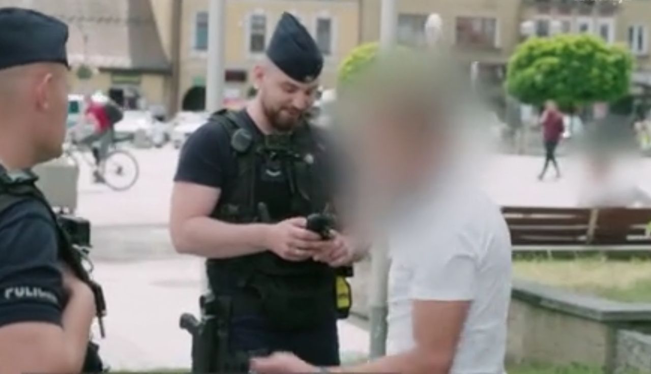 "Ludzie chodzą i jest im żal". Policjant nagle wypalił. Jest nagranie
