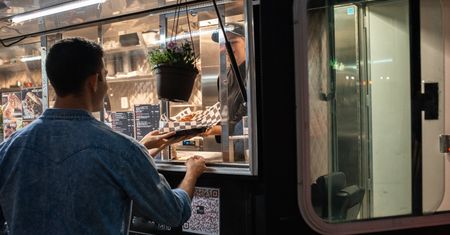 Food trucki z nadzieją wchodzą w nowy sezon. "Ludzie przychodzą masowo"