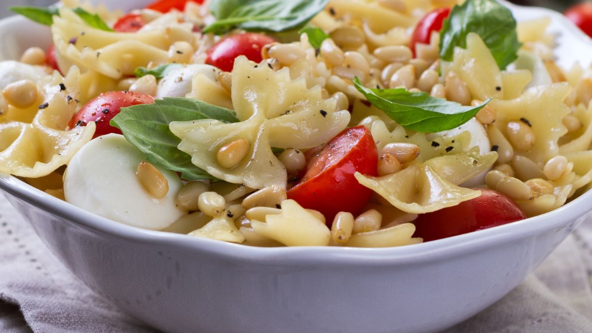 Ta sałatka makaronowa jest łatwa w przygotowaniu