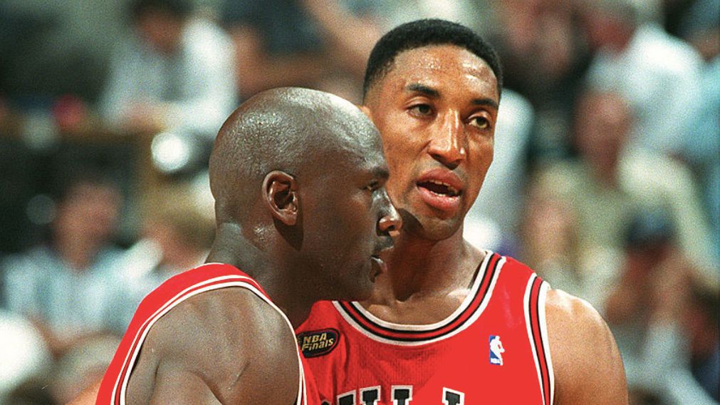 Getty Images / Tom Smart / Na zdjęciu od lewej: Michael Jordan i Scottie Pippen