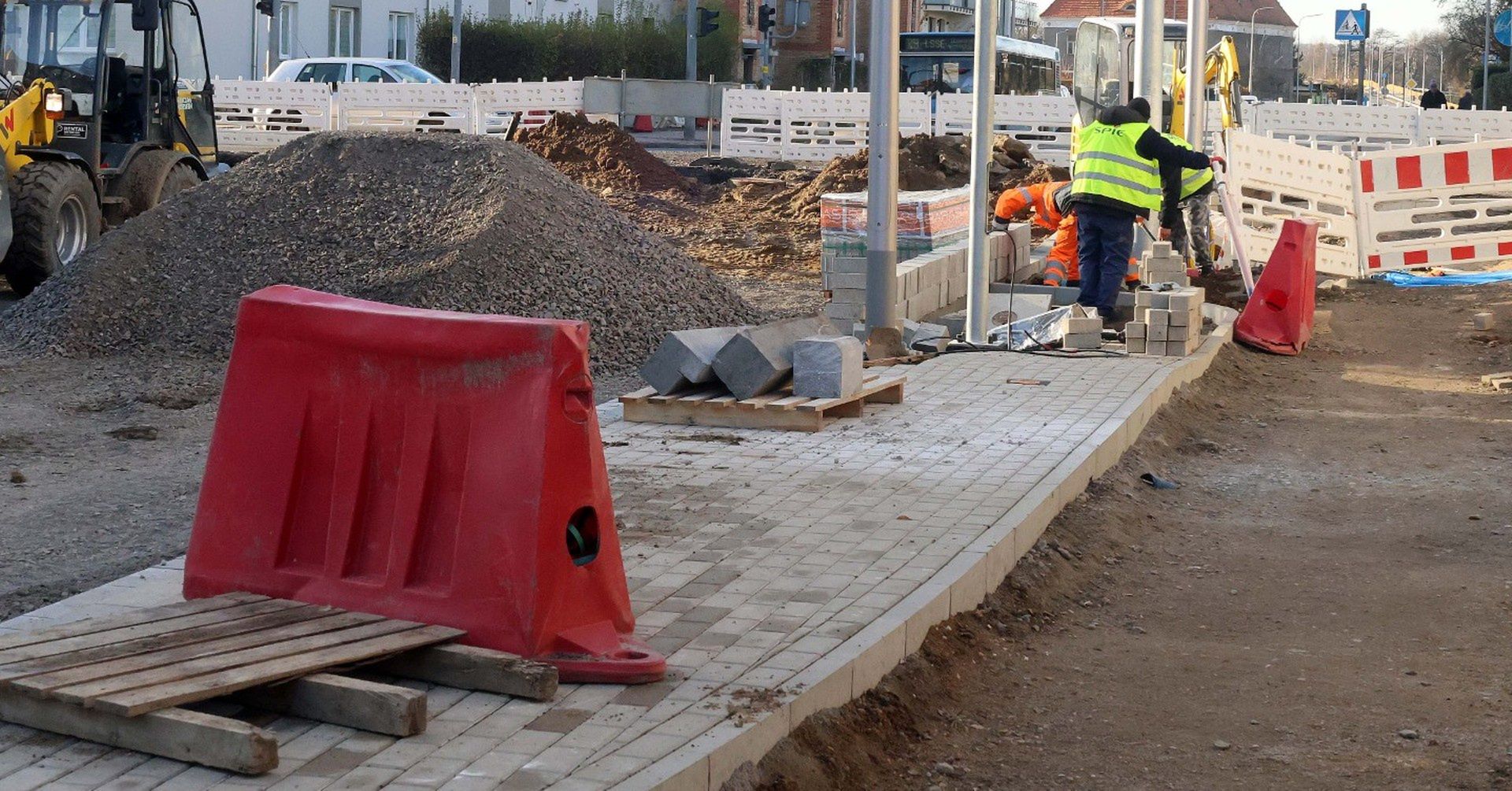 Zobacz, które drogi na Dolnym Śląsku zyskają nowe oblicze i gdzie rozpoczną się kolejne remonty. Sprawdź pełną listę inwestycji w twojej okolicy &gt;&gt;&gt;&gt;