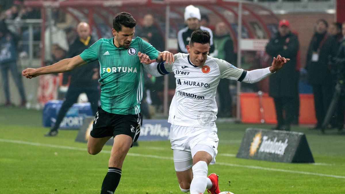 PAP / Grzegorz Michałowski / Na zdjęciu: Paweł Wszołek (z lewej) w walce z Kornelem Kordasem (z prawej)