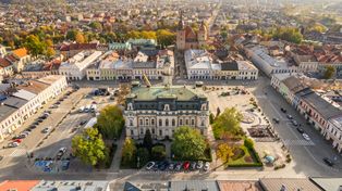Ratusz w Nowym Sączu po remoncie zyskał iluminacje. Pierwsza próba nowego oświetlenia. Efekt robi wrażenie