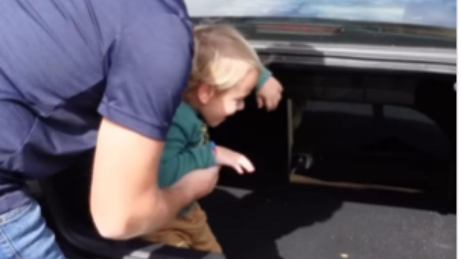 Ojciec zamknął dzieci w bagażniku. "Tego powinni uczyć w szkołach"