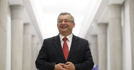 Rząd podniesie opłatę paliwową? Nie ma takich planów - twierdzi minister infrastruktury