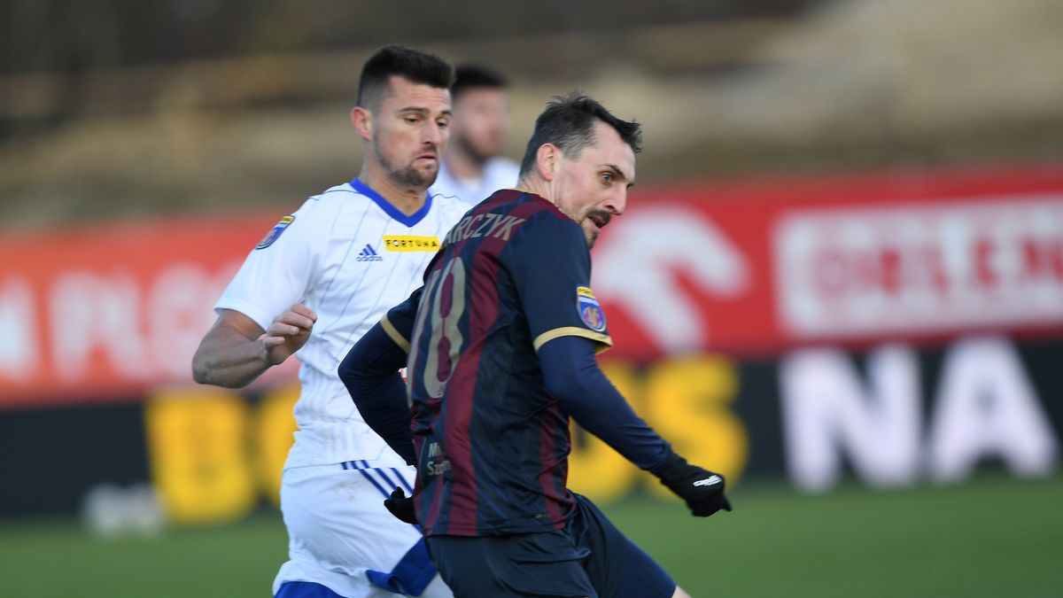 PAP / Piotr Nowak / Na zdjęciu: piłkarz Wisły Płock Piotr Tomasik (tył) i Michał Kucharczyk (przód) z Pogoni Szczecin podczas meczu 1/16 finału Pucharu Polski