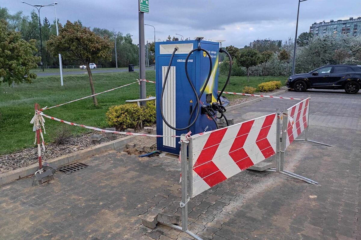 Budowa stacji ładowania aut elektrycznych na parkingu sklepu Lidl przy Dziewanny