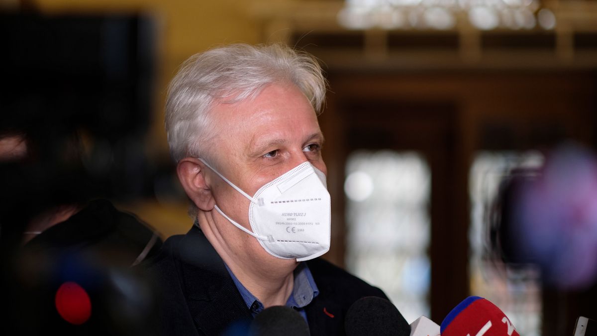 Katowice, 22.04.2021. Przewodniczący zarządu Regionu Śląsko-Dąbrowskiego NSZZ �Solidarności� Dominik Kolorz w drodze na spotkanie w Gmachu Sejmu Śląskiego w Katowicach, 22 bm. przed kolejną turą rozmów przedstawicieli rządu ze związkowcami na temat przyszłości górnictwa węglowego w Polsce. (sko) PAP/Andrzej Grygiel