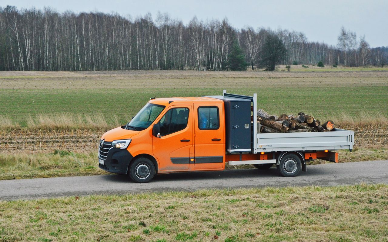 Test: Renault Master brygadowy z paką, skrzynią i żurawiem. Brakuje tylko prysznica, sauny i toalety