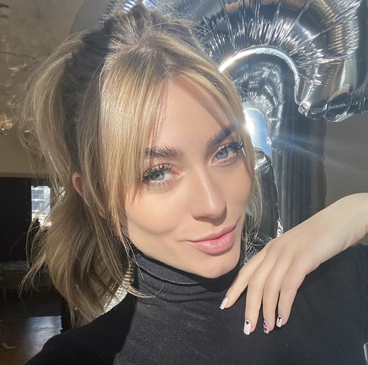 Marcelina Zawadzka kusi biustem na balkonie