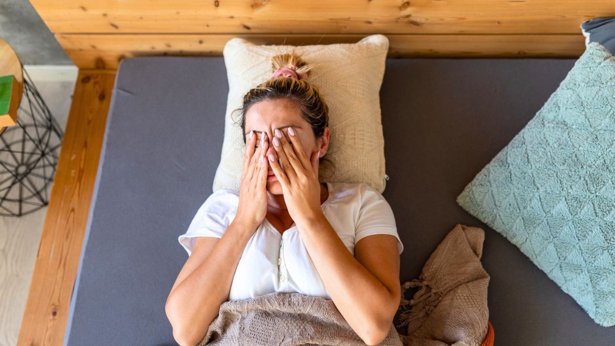 Kobieta leży na łóżku