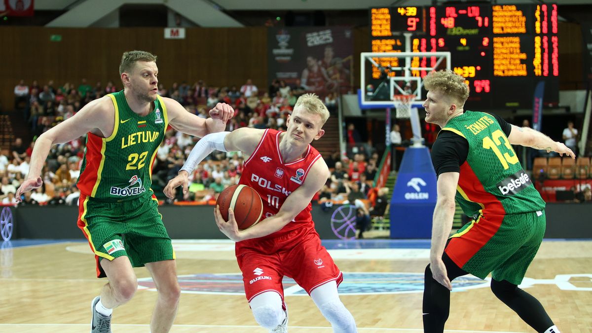 PAP / Jarek Praszkiewicz / Łukasz Kolenda (po środku)