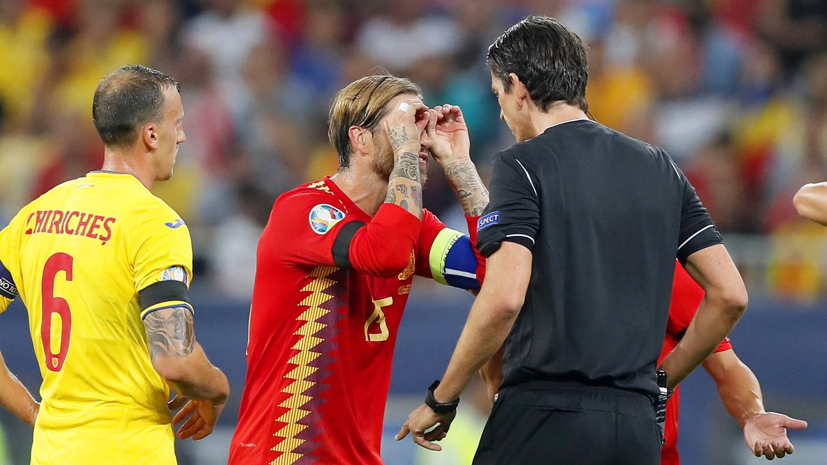 Sergio Ramos tłumaczy się z gestu sędziemu podczas meczu Rumunia - Hiszpania (eliminacje Euro 2020)