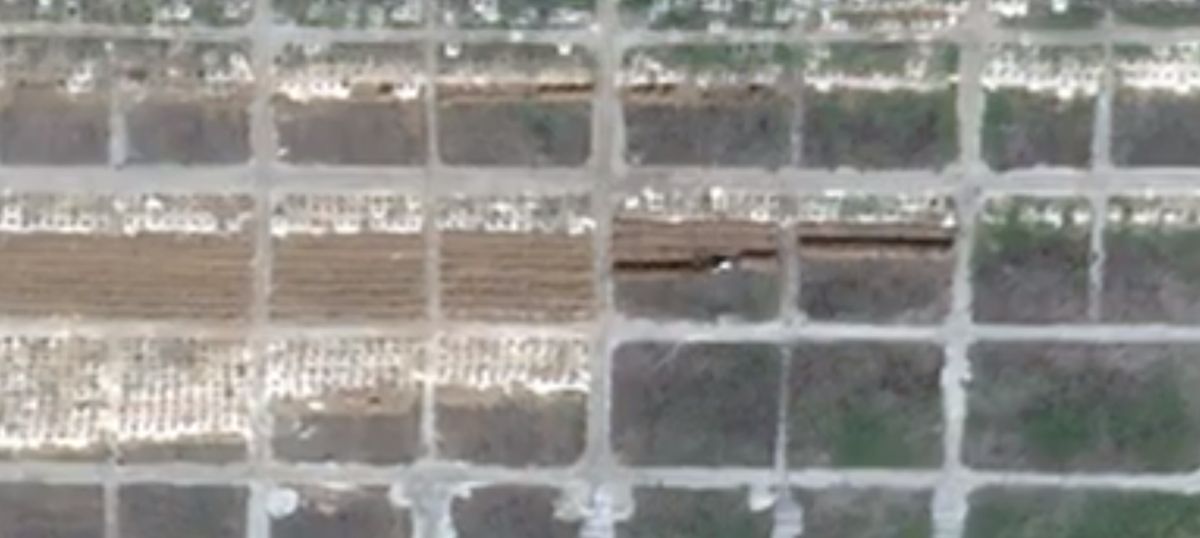Nowe zdjęcia satelitarne ujawniają masowe groby w Mariupolu