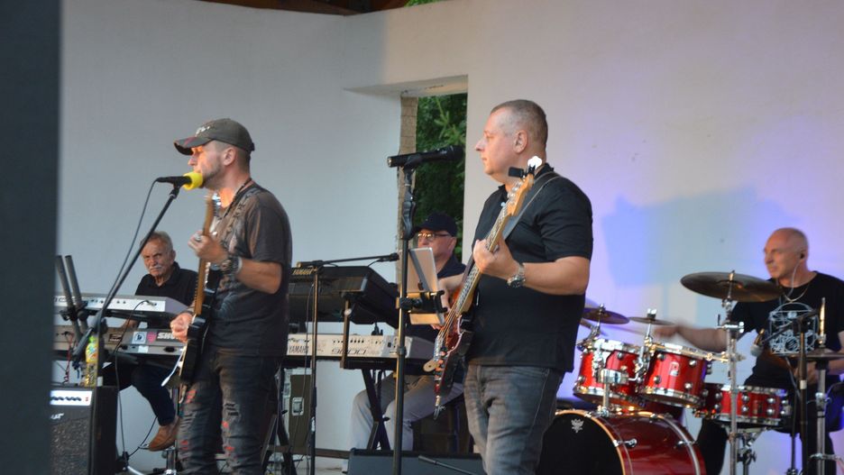 Zespół &#34;Niepokonani&#34; w sobotę 26 lipca dał koncert dla mieszkańców Suchedniowa i turystów.