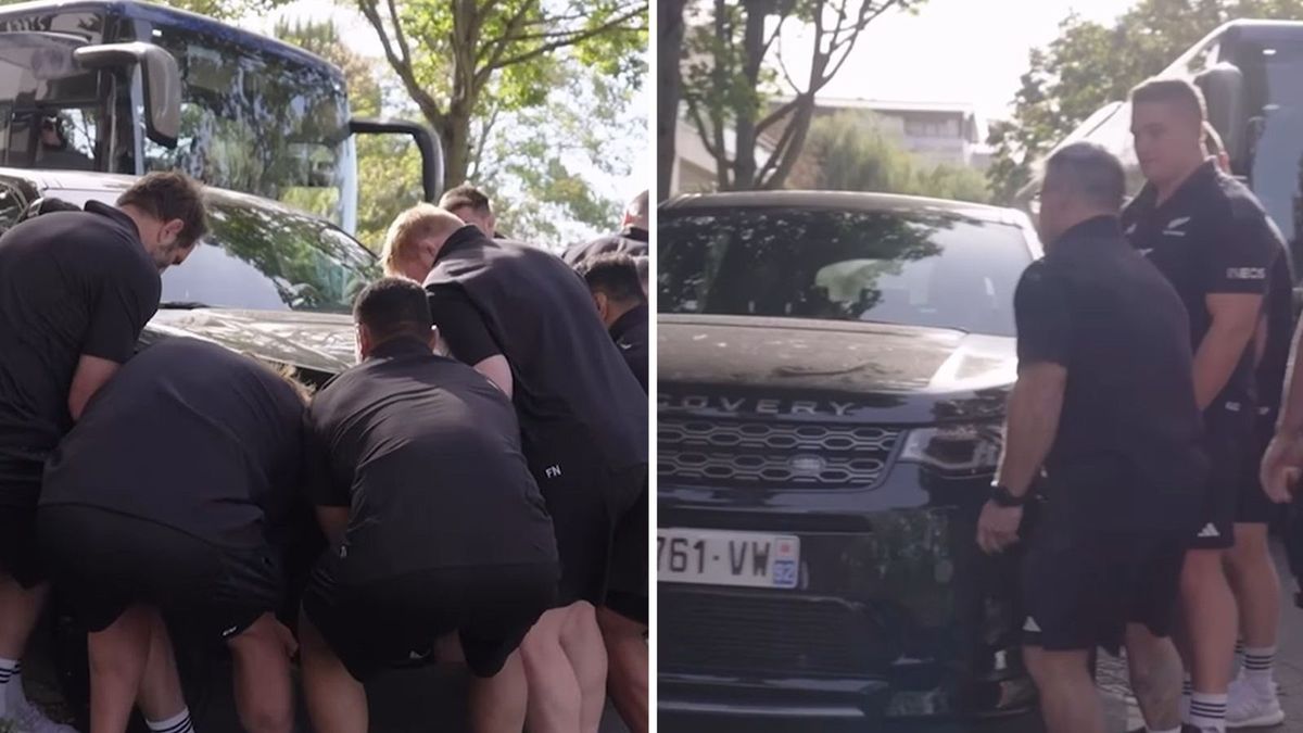 Reprezentacja Nowej Zelandii w rugby podczas dźwigania samochodu