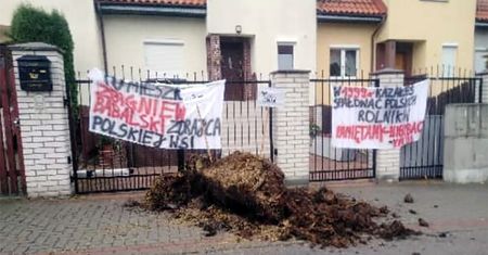 "Zdradzili polską wieś". Rolnicy zrzucili odchody przed domami posłów