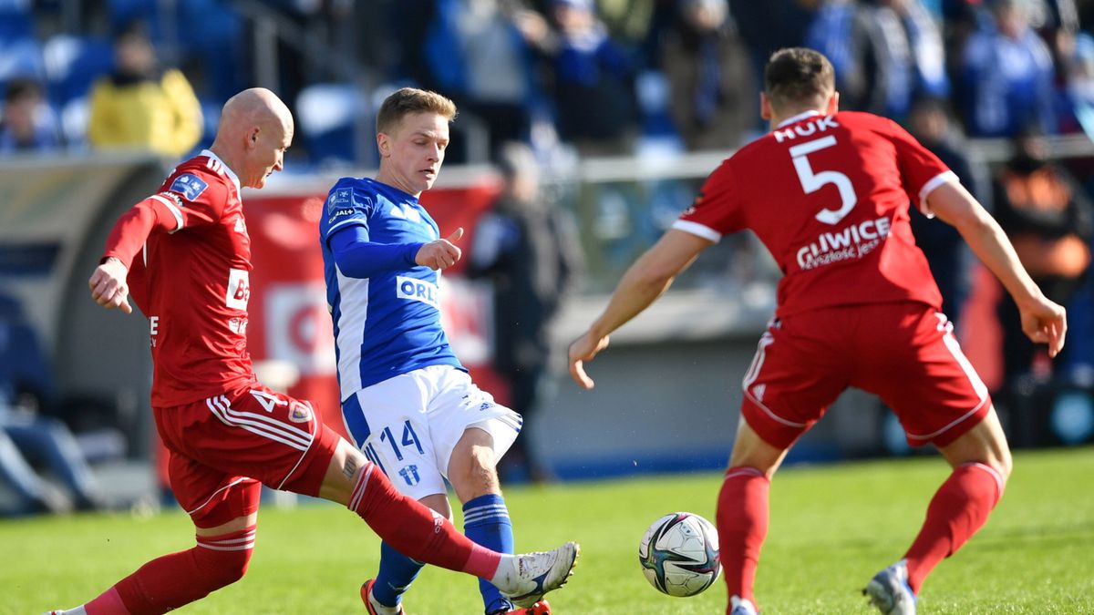 PAP / Piotr Nowak / Na zdjęciu: Piłkarz Wisły Płock Mateusz Szwoch (C) oraz Jakub Czerwiński (L) i Tomas Huk (P) z Piasta Gliwice 