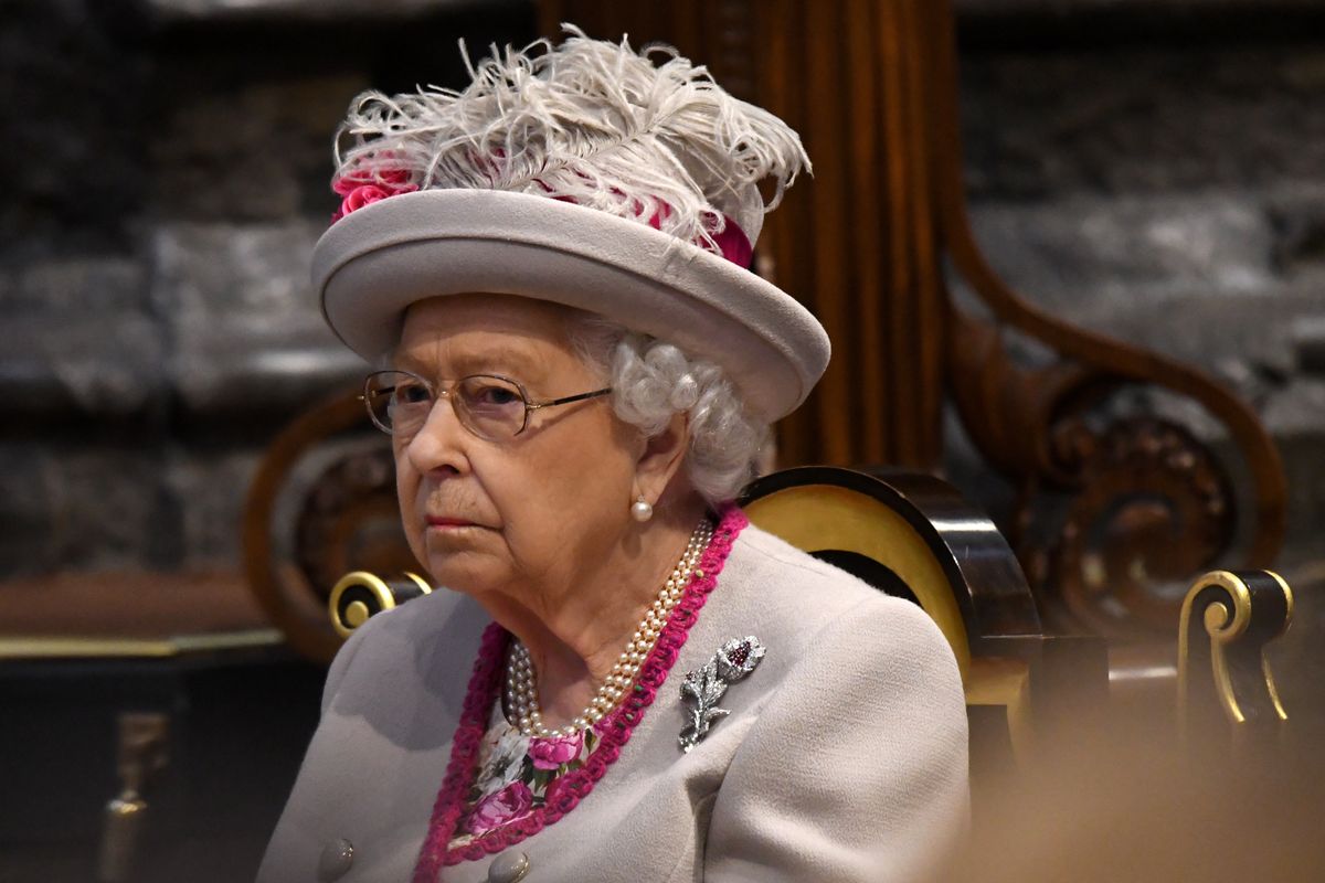Królowa Elżbieta ma na kwarantannie do dyspozycji 22 pracowników. Nie mogą opuszczać zamku