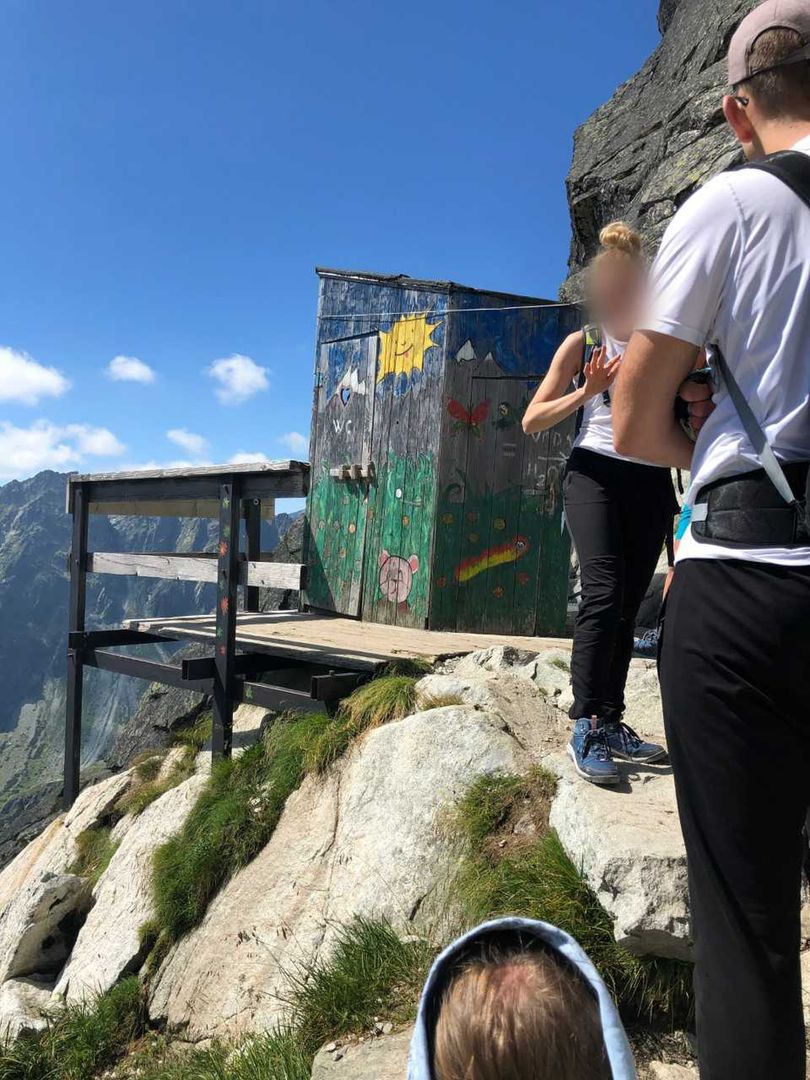Drewniana latryna znajduje się na wysokości ponad 2200 m n.p.m.