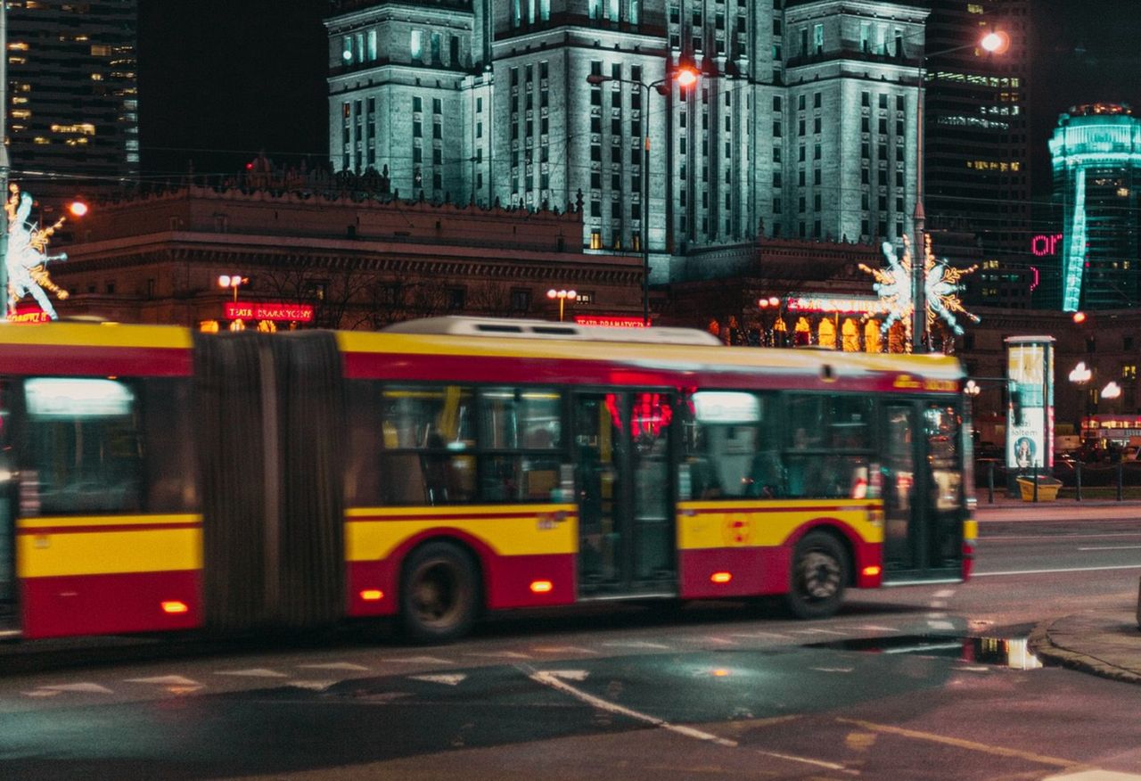Do autobusu wsiadła staruszka. Kierowca od razu wezwał służby