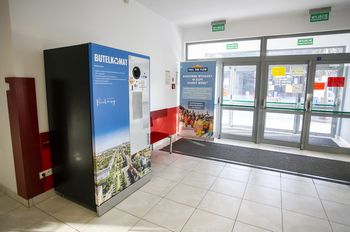 Kaucję za butelki plastikowe. Jak działa recyklomat?