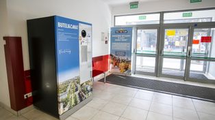 Kaucję za butelki plastikowe. Jak działa recyklomat?