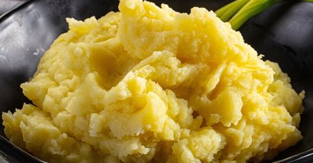 Dodaj szczyptę do ziemniaków. Nabiorą koloru i delikatnego smaku
