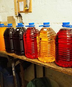 Skarbówka ostrzega przed alkoholem z bazarów. Prawie 200 akcji służb