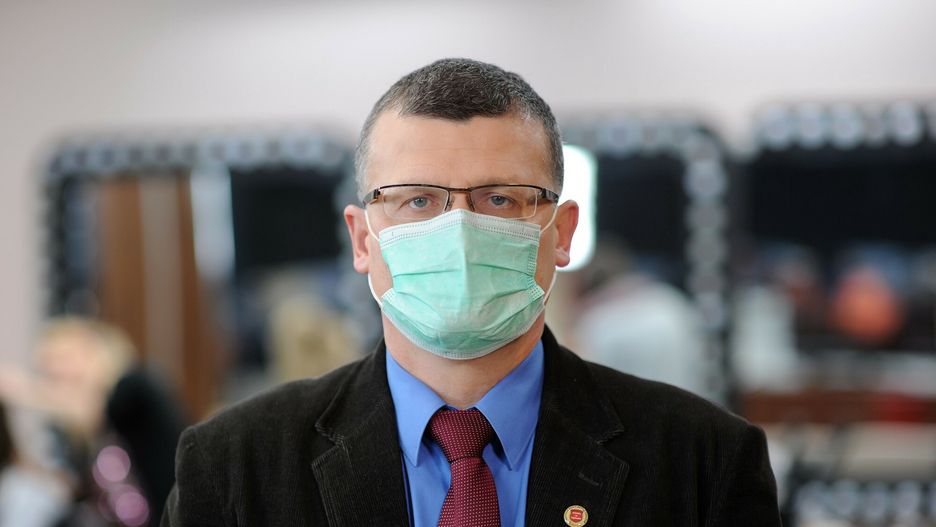 Dr Paweł Grzesiowski ma mieszane uczucia co do medialnego szumu wokół pierwszych szczepień
