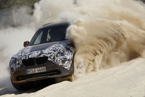 Prototyp BMW X1 tapla się w błocie