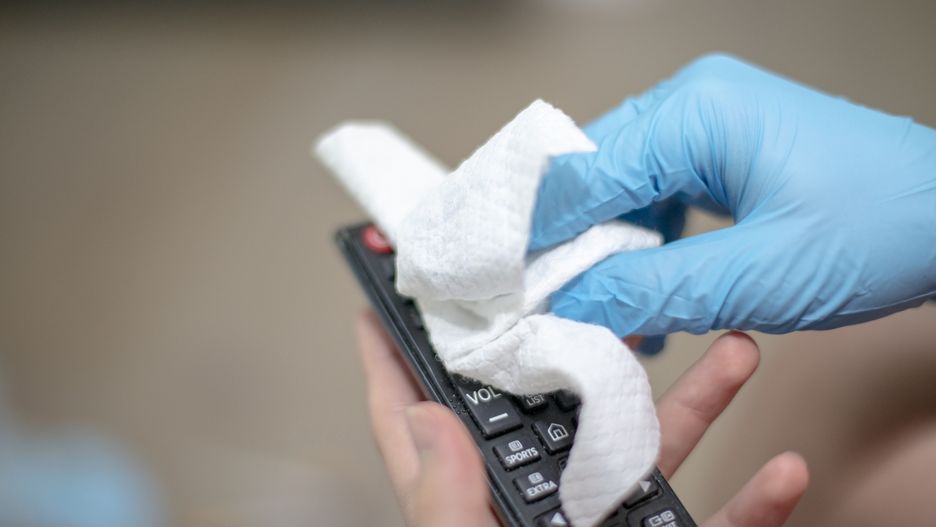 Czyszczenie telewizora (zdj. ilustracyjne) 