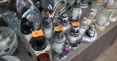 To będzie drogie święto. Ceny zniczy, kwiatów i wiązanek poszybowały