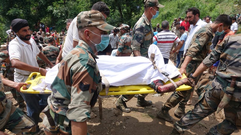 Wojsko pomaga transportować rannych z miejsca katastrofy w Indiach.