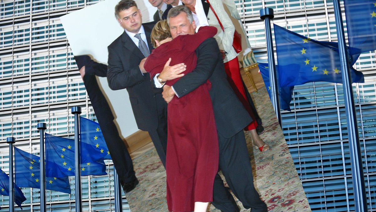 Słynne zdjęcie z chwili ogłoszenia wyników referendum akcesyjnego - Danuta Huebner pada w ramiona Aleksandra Kwaśniewskiego