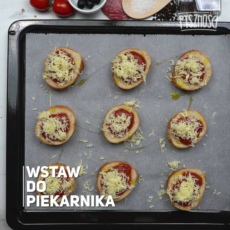 grzanki z salami i czarną oliwką
