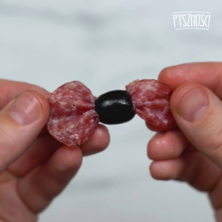 grzanki z salami i czarną oliwką