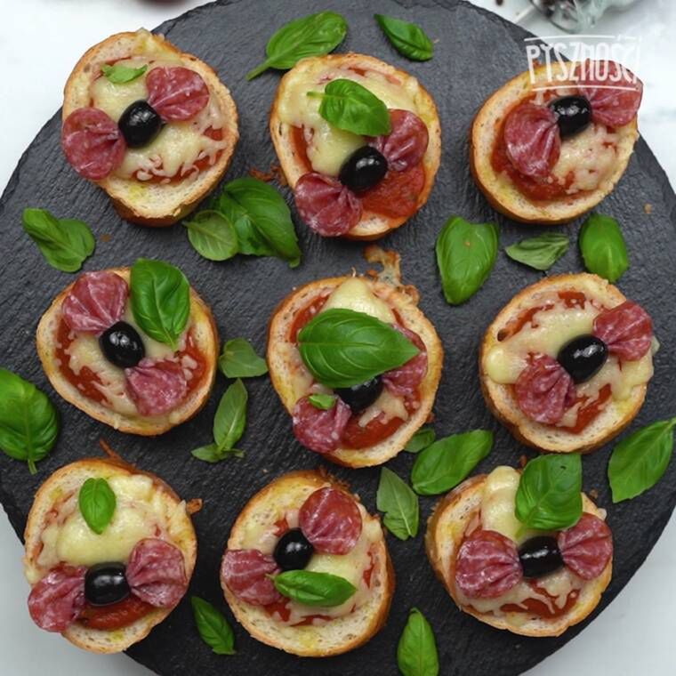 grzanki z salami i czarną oliwką