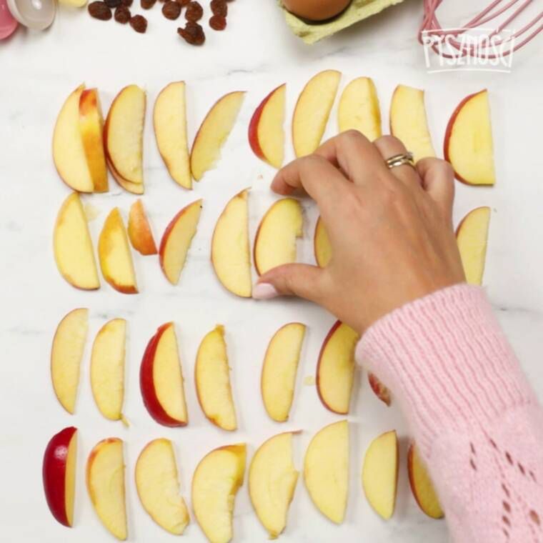 genialne ciasto z jabłkami i rodzynkami