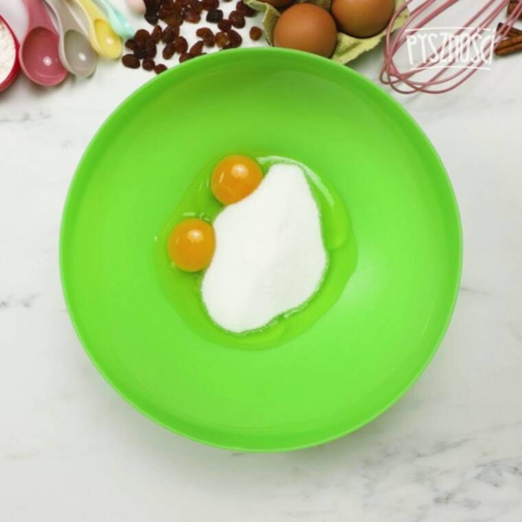 genialne ciasto z jabłkami i rodzynkami