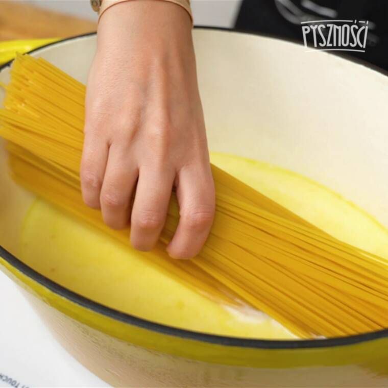 makaron z jednego garnka z boczkiem i szczypiorkiem