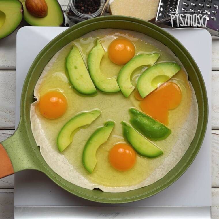 quesadilla z awokado i jajkami