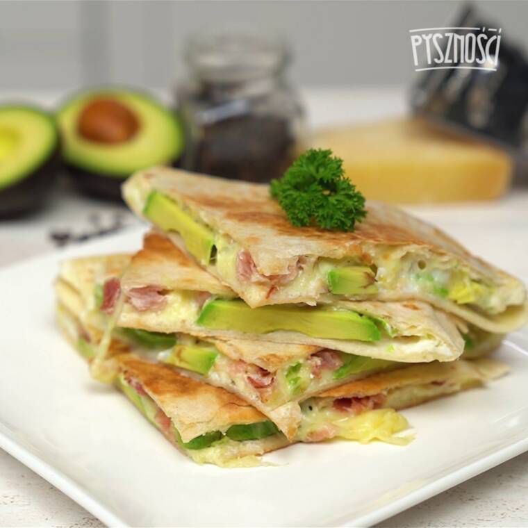 quesadilla z awokado i jajkami