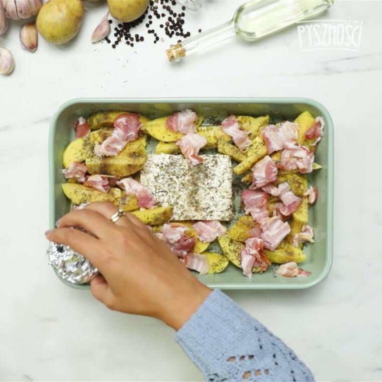 pieczone ziemniaki z fetą i boczkiem